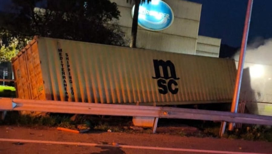 Al menos dos fallecidos deja colisión de camión contra vehículo en la ruta 68 en Casablanca