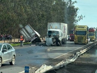 Dos lesionados deja colisión frontal entre dos camiones en la ruta 78 de San Antonio