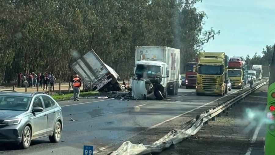 Dos lesionados deja colisión frontal entre dos camiones en la ruta 78 de San Antonio