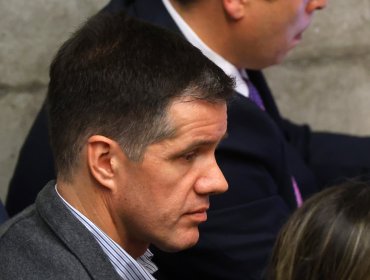 Hinchas de U. de Chile insultaron y lanzaron billetes a Michael Clark tras audiencia por caso Sartor