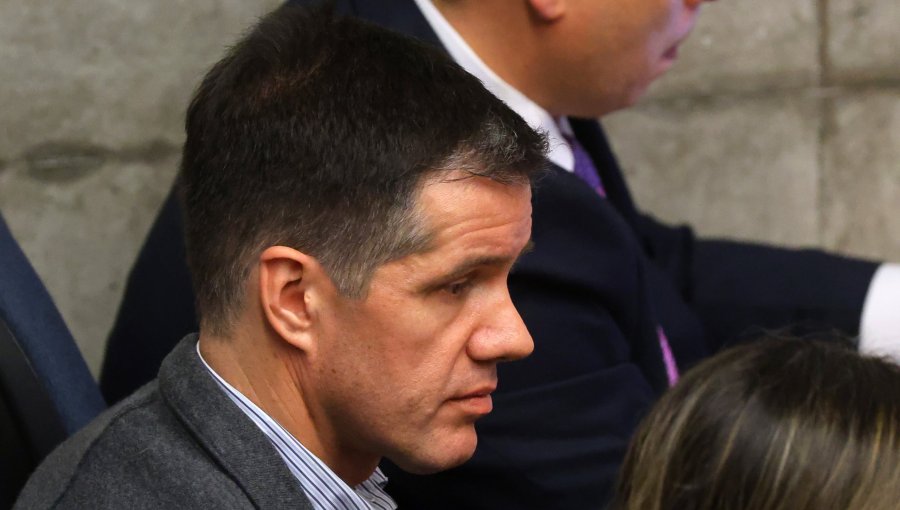 Hinchas de U. de Chile insultaron y lanzaron billetes a Michael Clark tras audiencia por caso Sartor