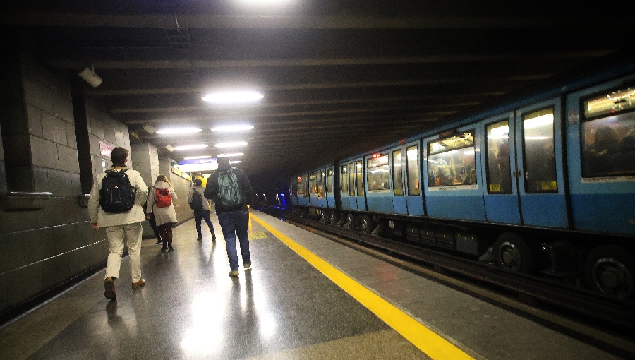 Estación Santa Isabel vuelve a funcionar tras incendio de un tren del Metro de Santiago