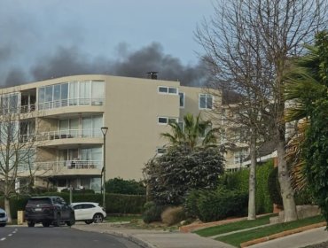 Incendio consume departamento en el cuarto piso de un edificio en Av. Lomas de Montemar de Concón
