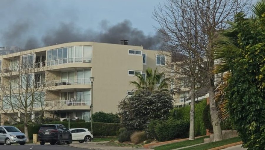 Incendio consume departamento en el cuarto piso de un edificio en Av. Lomas de Montemar de Concón