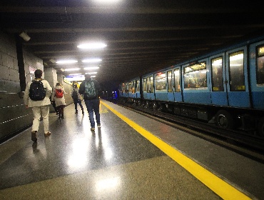 Estación Santa Isabel vuelve a funcionar tras incendio de un tren del Metro de Santiago