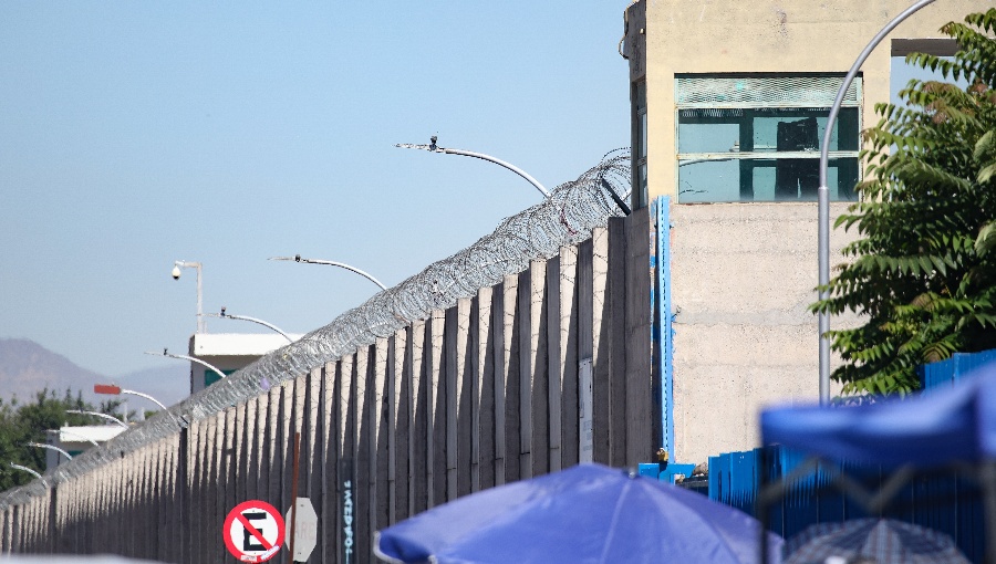Gendarmería desvincula a cuatro funcionarios por corrupción en la cárcel Santiago 1
