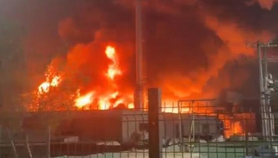 Incendio de gran magnitud afecta a una empresa química a un costado de la ruta 5 Norte en Quilicura