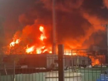 Incendio de gran magnitud afecta a una empresa química a un costado de la ruta 5 Norte en Quilicura