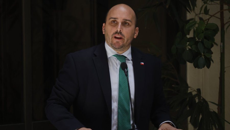 Senador Longton respalda gestión de Iván Poduje en la reconstrucción tras el megaincendio de 2024: "Es un buen ministro"