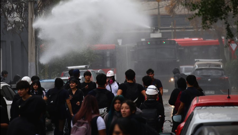 Marcha estudiantil en Santiago generó interrupciones en el tránsito, incidentes menores y toma de liceos