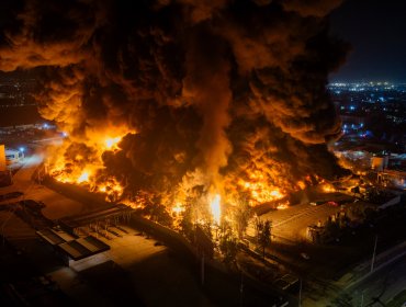 Incendio de gran magnitud afecta a una empresa química a un costado de la ruta 5 Norte en Quilicura