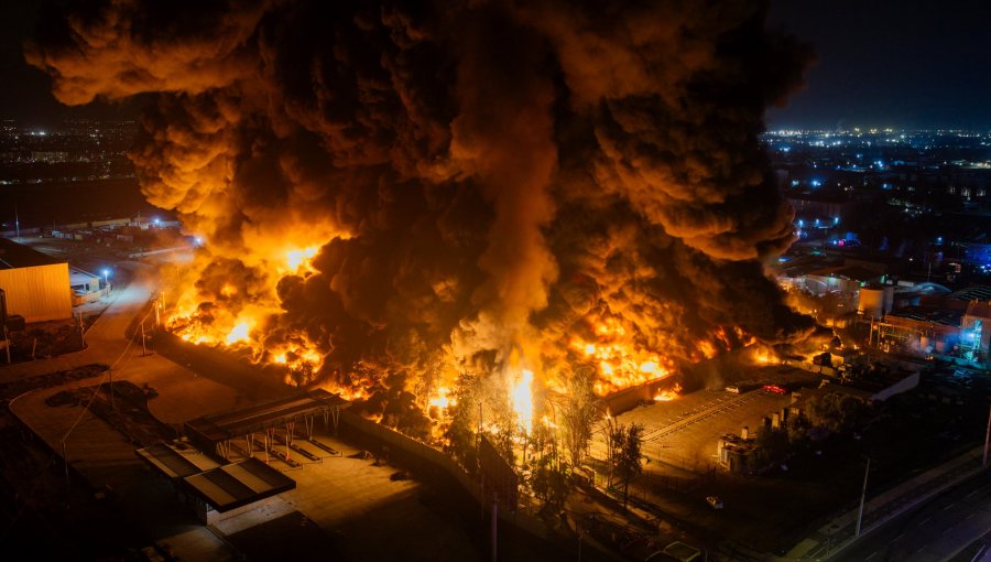 Incendio de gran magnitud afecta a una empresa química a un costado de la ruta 5 Norte en Quilicura