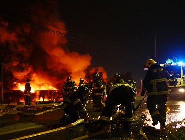 Suspenden clases e inician sumario sanitario por gran incendio químico en Quilicura