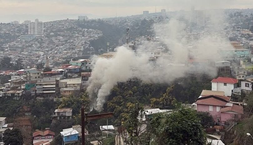 Incendio consumió completamente una vivienda en el cerro Merced de Valparaíso