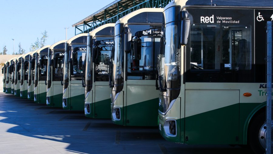 Firman contratos que dan inicio al proceso que modernizará el transporte público del Gran Valparaíso: sumarán 600 buses desde 2027