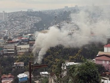 Incendio consumió completamente una vivienda en el cerro Merced de Valparaíso