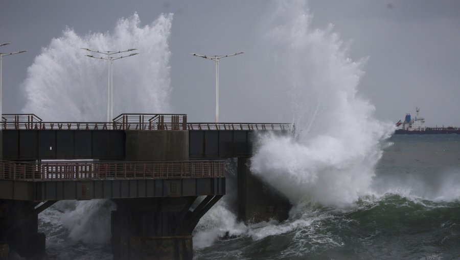 Marejadas afectarán la costa de la región de Valparaíso este fin de semana: oleaje más intenso será entre las 19:00 y 21:00 horas
