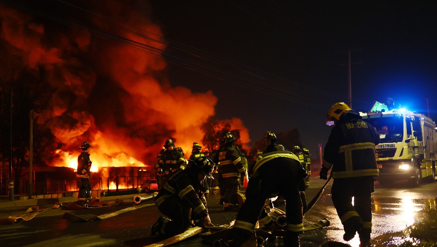 Suspenden clases e inician sumario sanitario por gran incendio químico en Quilicura