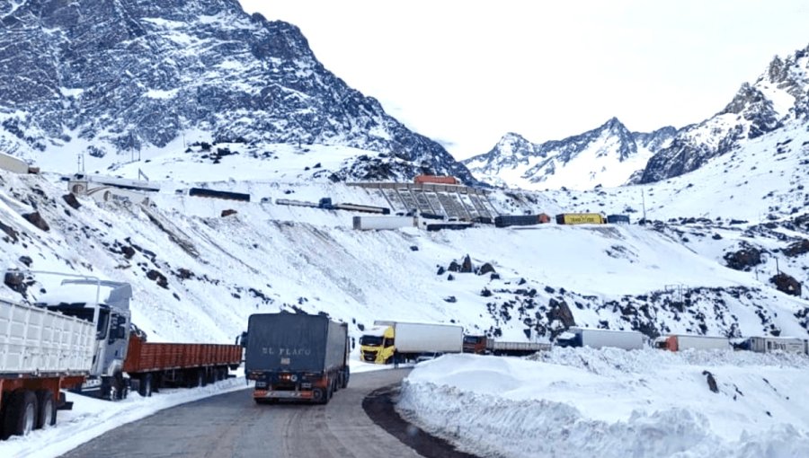 Paso Los Libertadores cumple 22 días cerrado por acumulación de nieve: ya es el segundo cierre más prolongado de su historia