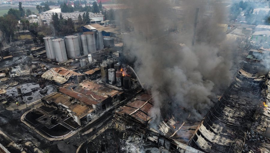 Alcaldesa de Quilicura acusa tras incendio que empresa química "no tenía" plan de acción y exige "las más altas multas"