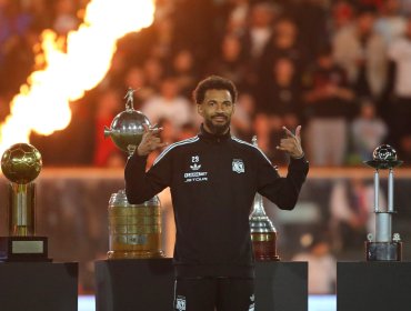 Una multitud recibió a Vozinha en su presentación oficial en Colo-Colo en el estadio Monumental