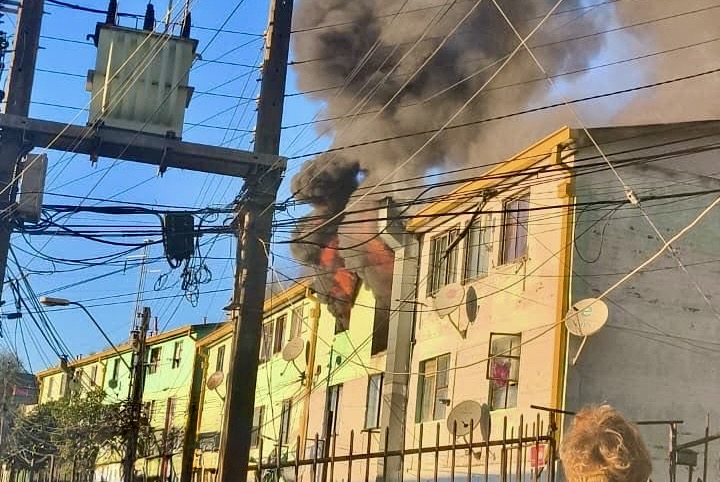 Incendio afecta a departamento en Glorias Navales y obliga a evacuar a unas 20 personas en la parte alta de Viña del Mar
