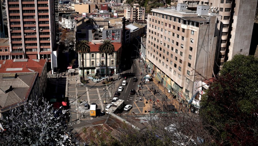 Plaza Aníbal Pinto de Valparaíso sería uno de los barrios a intervenir con nuevo estado de excepción anunciado por La Moneda