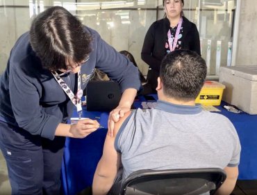 Habilitan punto de vacunación en la Estación Puerto de EFE Valparaíso para reforzar campaña contra virus respiratorios