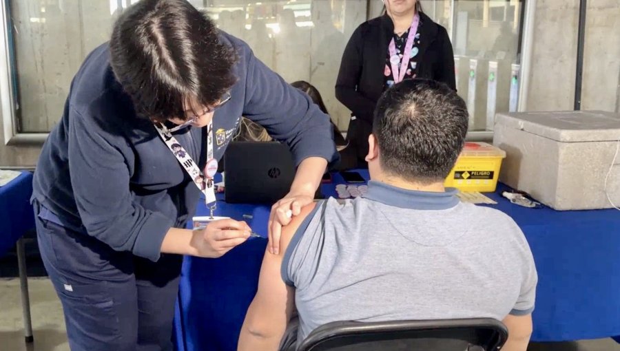 Habilitan punto de vacunación en la Estación Puerto de EFE Valparaíso para reforzar campaña contra virus respiratorios