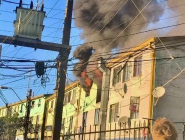 Incendio afecta a departamento en Glorias Navales y obliga a evacuar a unas 20 personas en la parte alta de Viña del Mar