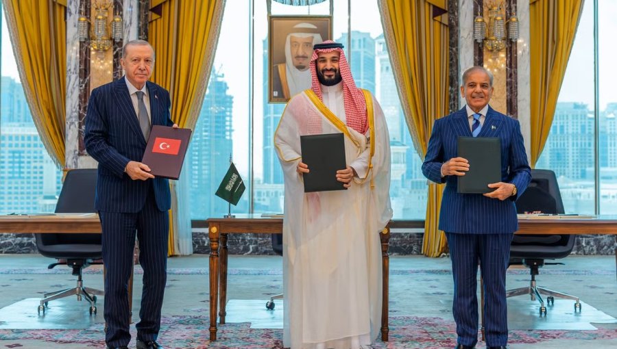 Pacto firmado por Arabia Saudita, Turquía y Pakistán declara que un ataque contra uno de ellos será un ataque "contra los tres"