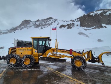 Despejan hasta seis metros de nieve del paso Los Libertadores y advierten que reapertura será bajo estrictas condiciones