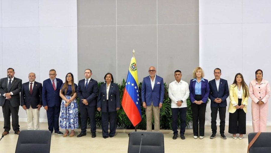 Asamblea Nacional chavista y oposición inician diálogo tras terremotos en Venezuela