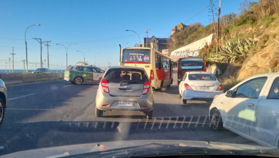 Nuevo deslizamiento de rocas en Avenida España mantiene tránsito inhabilitado en dirección a Viña del Mar