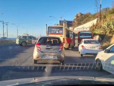 Nuevo deslizamiento de rocas en Avenida España mantiene tránsito inhabilitado en dirección a Viña del Mar