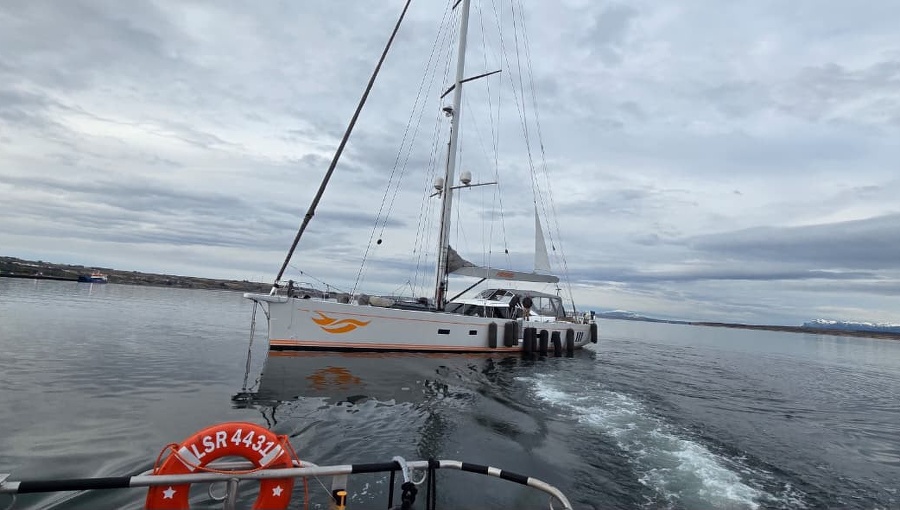 Incautan yate británico por turismo ilegal y denuncian a extranjeros en Puerto Natales