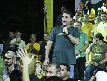 Flávio Bolsonaro afirma que "jueces corruptos" tienen "pavor" de su victoria
