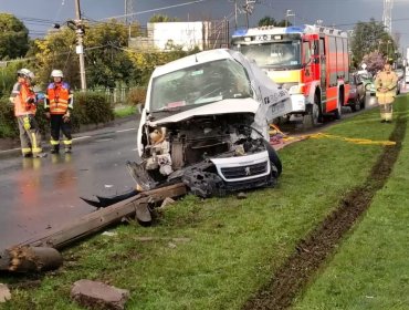 Dos personas pierden la vida en accidente entre furgón y bus que transportaba a jugadores juveniles de Deportes Temuco