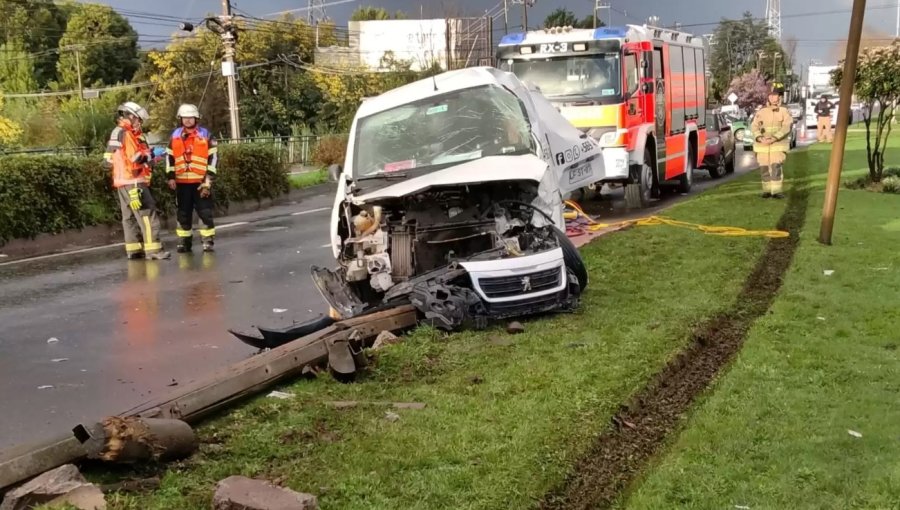 Dos personas pierden la vida en accidente entre furgón y bus que transportaba a jugadores juveniles de Deportes Temuco