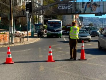 Continúan los trabajos en Avenida España por desprendimiento de rocas: tránsito se mantiene inhabilitado en dirección a Viña del Mar