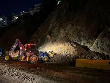 Deslizamiento de tierra y rocas obliga a suspender el tránsito en Avenida España en dirección a Viña del Mar