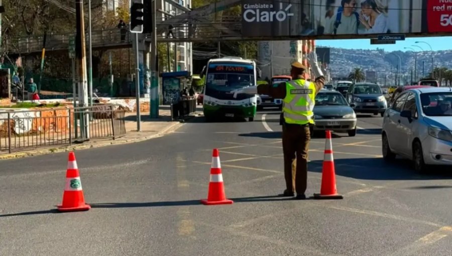 Continúan los trabajos en Avenida España por desprendimiento de rocas: tránsito se mantiene inhabilitado en dirección a Viña del Mar