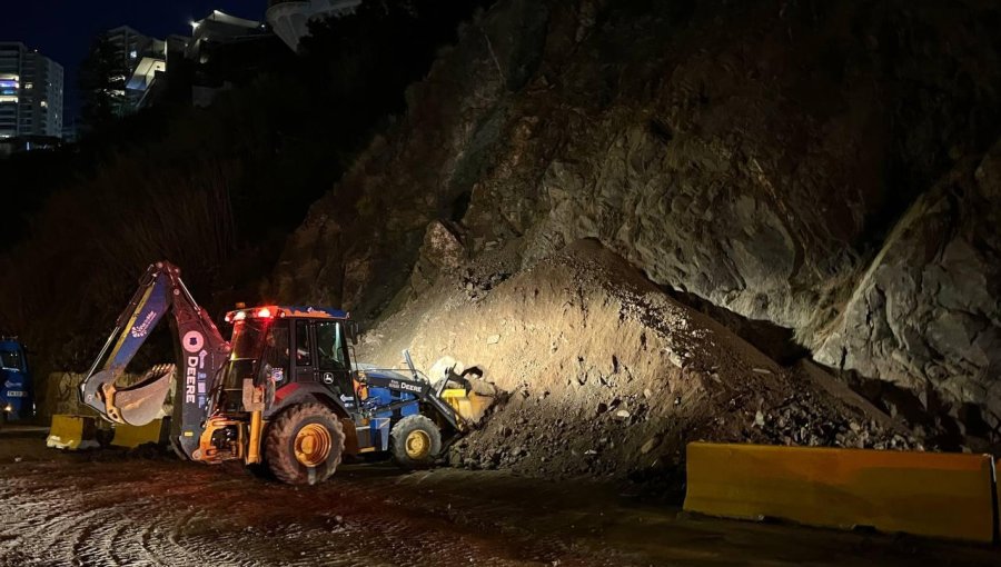 Deslizamiento de tierra y rocas obliga a suspender el tránsito en Avenida España en dirección a Viña del Mar