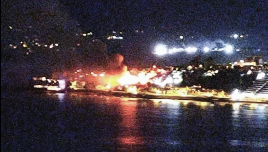 Incendio estructural de grandes proporciones afecta a dos viviendas en Concón