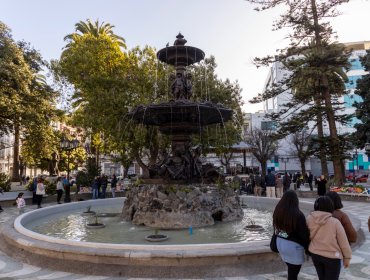 Plaza Victoria de Valparaíso luce renovada tras recuperación de pileta, pérgola y baños
