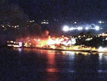 Incendio estructural de grandes proporciones afecta a dos viviendas en Concón