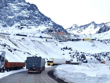 Federación de Camioneros de la V Región alerta por prolongado cierre de Los Libertadores: “No hay certidumbre de cuándo se pueda abrir”
