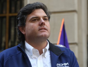 Polémica en Zapallar: Alcalde Alessandri cedió a funcionarios municipales la explotación de los estacionamientos públicos