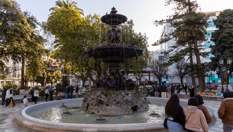 Plaza Victoria de Valparaíso luce renovada tras recuperación de pileta, pérgola y baños