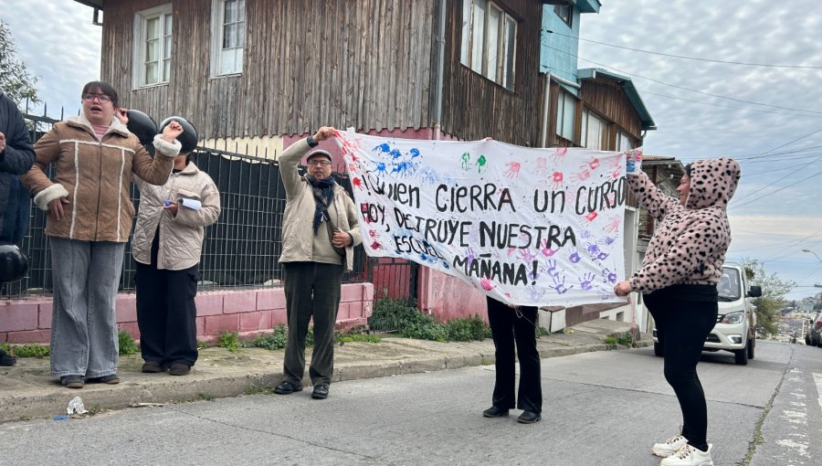Protestan contra cierre de prekínder en histórica Escuela David Ben Gurión de Valparaíso
